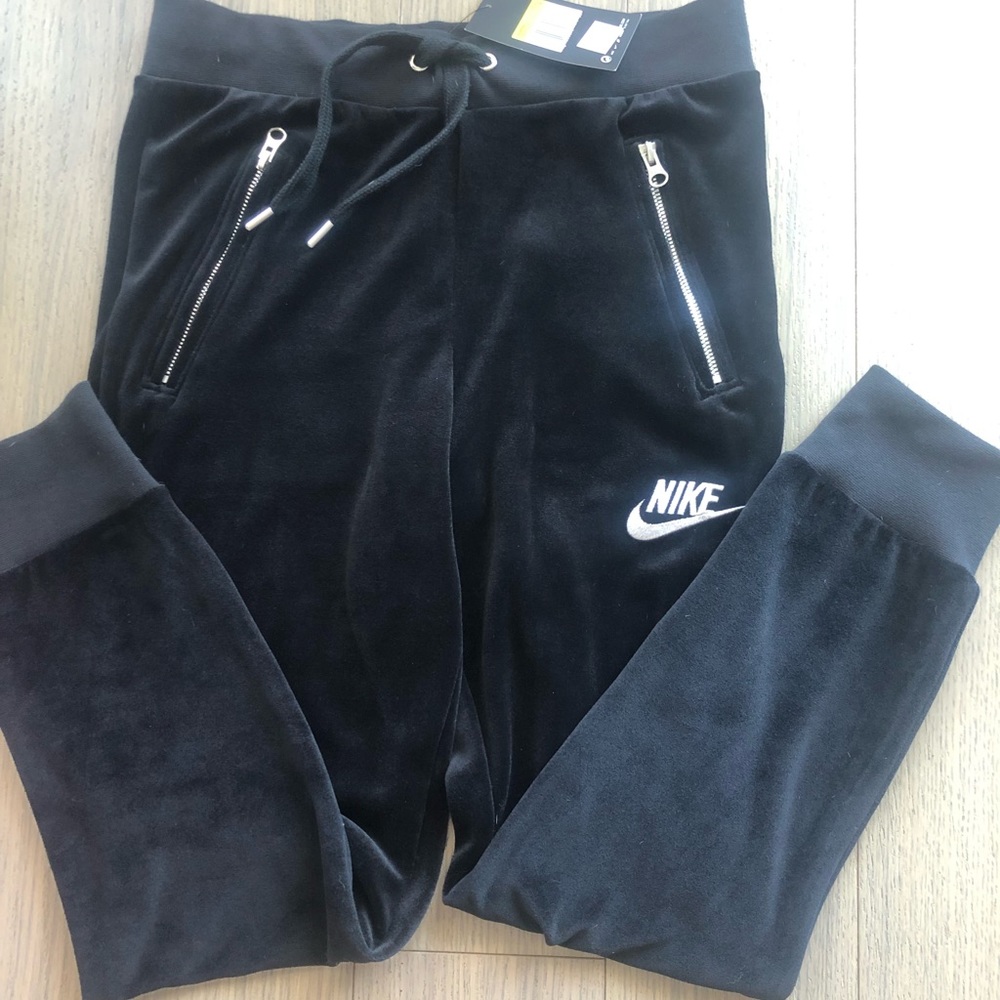 Nike velvet jogger pant. Zipper pockets. Never worn with tags